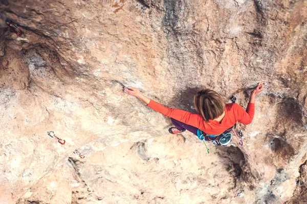 Eine Frau erklimmt den Felsen. — Stockfoto