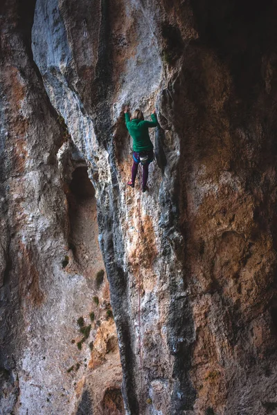 Een bergbeklimmer op een rots. — Stockfoto