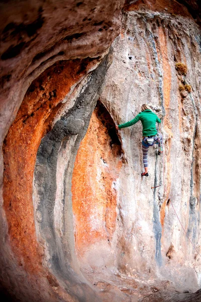 En kvinna klättrar rock. — Stockfoto