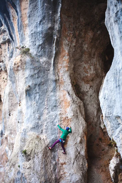 Um alpinista numa rocha . — Fotografia de Stock