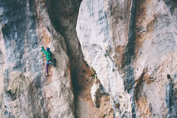 Bir dağcı bir kayanın üzerinde. — Stok fotoğraf