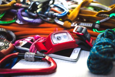 Telefon, ip, navigator ve el feneri.