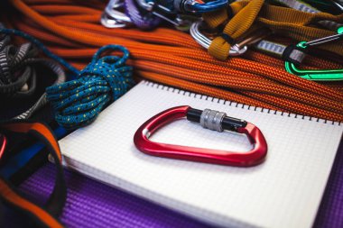 Not Defteri, ip ve karabina.