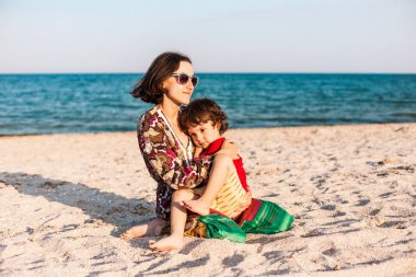 Çocuk ile anne sahilde.