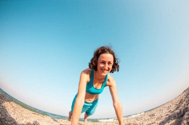 Sahilde kız dışarı wriggles.