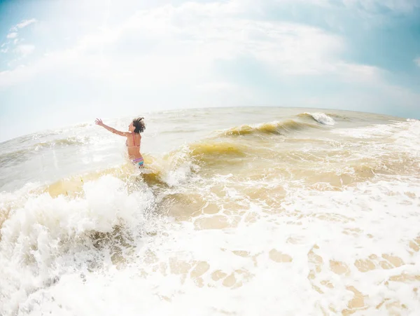 Mulher tomando banho no oceano . — Fotografia de Stock