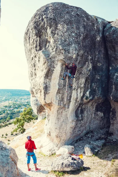 Formación de escaladores de roca en la naturaleza . — Foto de Stock