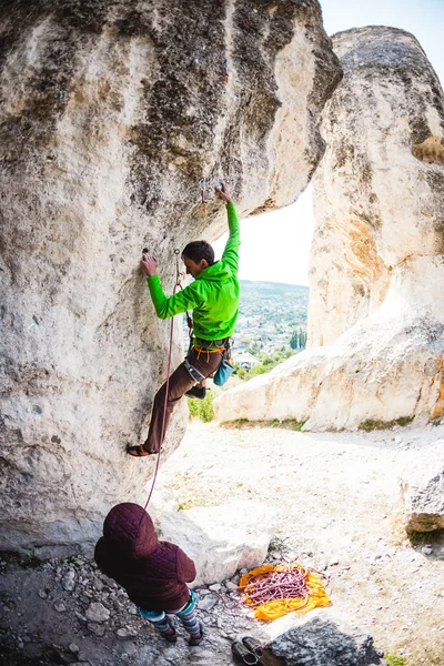 Formación de escaladores de roca en la naturaleza . — Foto de Stock