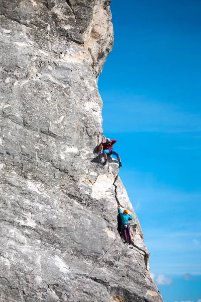 Fotoğrafçı dağcılar vuruyor.