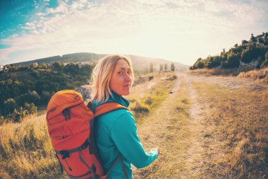 Sırt çantalı kadın.