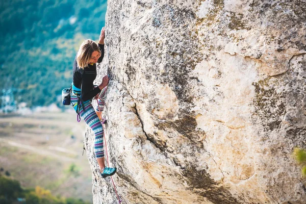 A lány mászik a rock. — Stock Fotó