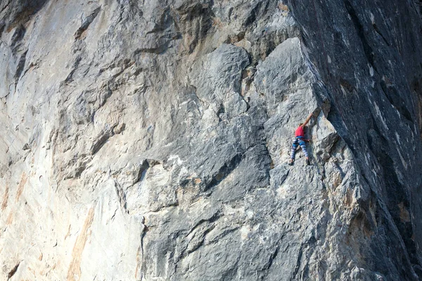 Una escaladora en una roca . — Foto de Stock