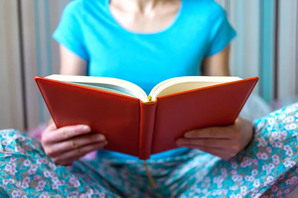 En tjej läser en bok. — Stockfoto