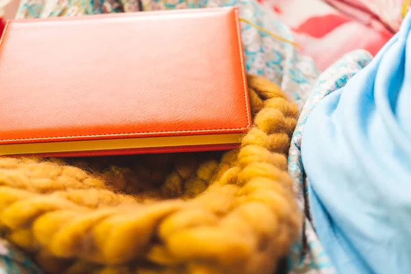 Un libro y un sombrero de punto . — Foto de Stock