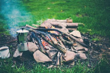 Bir fincan kahve şömine başında.