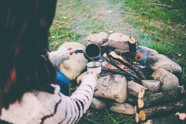 Bir kız tarafından yangın kahve içiyor.