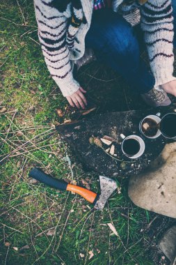 Bir kız tarafından yangın kahve içiyor.