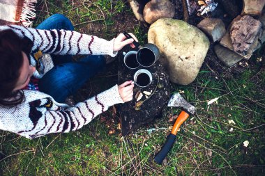 Bir kız tarafından yangın kahve içiyor.