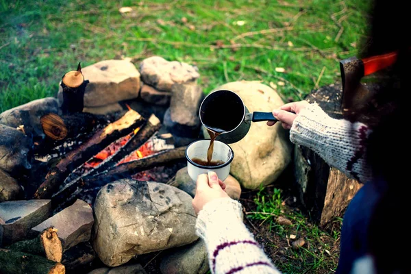 Девушка пьет кофе у камина . — стоковое фото