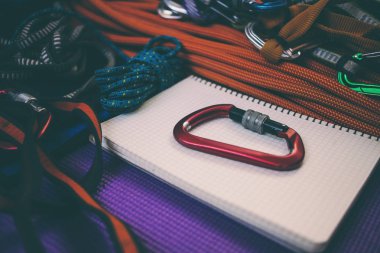 Not Defteri, ip ve karabina.