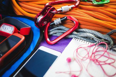 Telefon, ip, navigator ve el feneri.