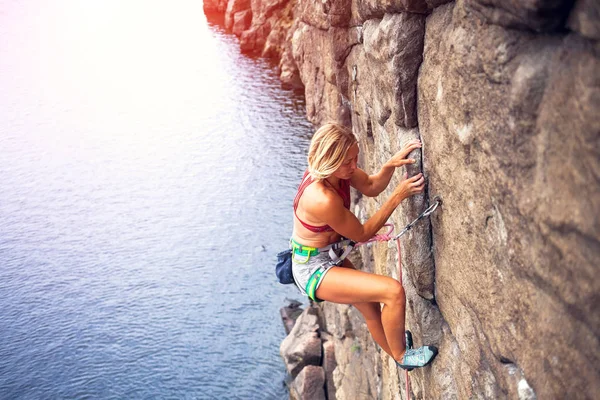 Mädchen erklettert den Felsen — Stockfoto