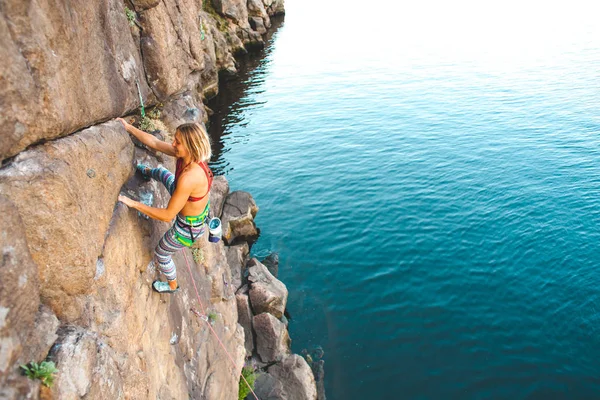 Girl climber climbs up. — Stock Photo, Image