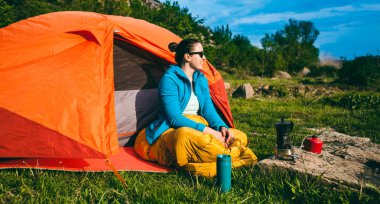 Dağlarda kamp yapmak..