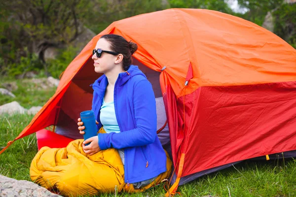 Acampar en las montañas. — Foto de Stock