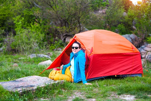 山の中でキャンプし. — ストック写真