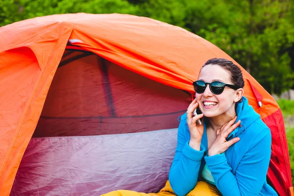 La ragazza sta parlando al telefono.. — Foto Stock