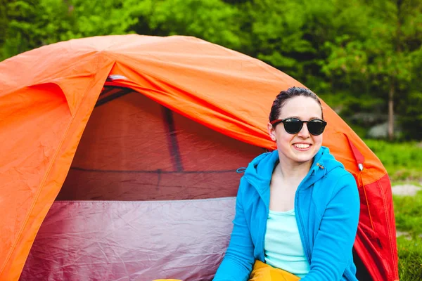 La ragazza è vicino alla tenda . — Foto Stock