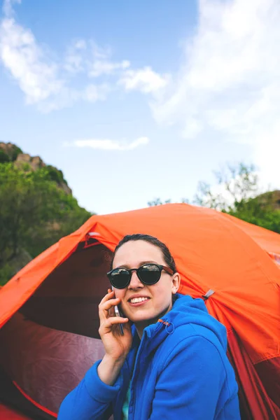 La ragazza sta parlando al telefono.. — Foto Stock