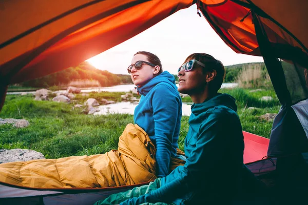Δύο κορίτσια διασκεδάζουν κοντά στο camping τέντα — Φωτογραφία Αρχείου
