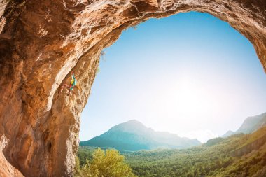 Kaya kız tırmanıyor.