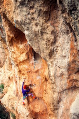 Bir dağcı bir kayanın üzerinde.