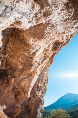 Kaya kız tırmanıyor.