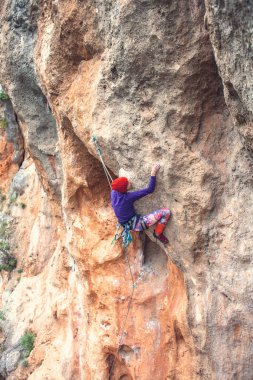 Bir dağcı bir kayanın üzerinde.