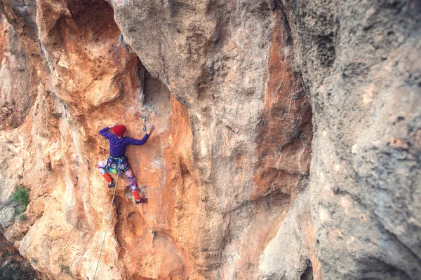 Bir dağcı bir kayanın üzerinde.