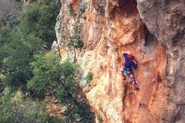 Un escalador en una roca . — Foto de Stock