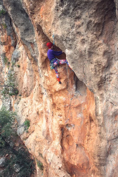 Un arrampicatore su una roccia . — Foto Stock