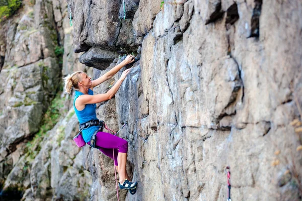 女性は岩を登る. — ストック写真