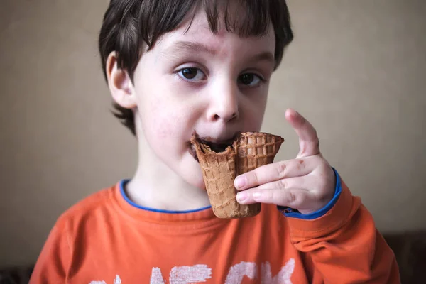 Il ragazzo sta mangiando il gelato. . — Foto Stock
