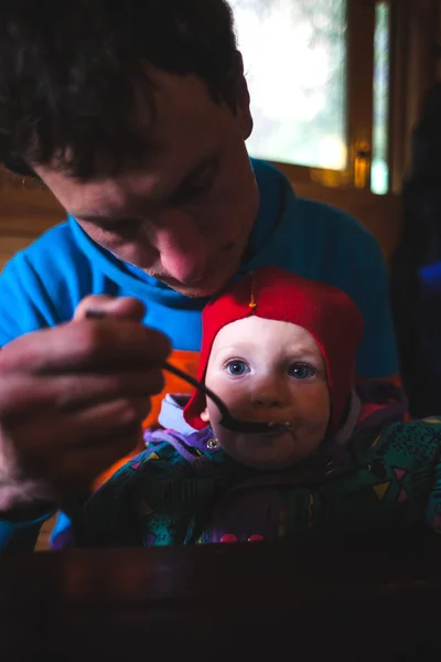 El niño y el papá . —  Fotos de Stock