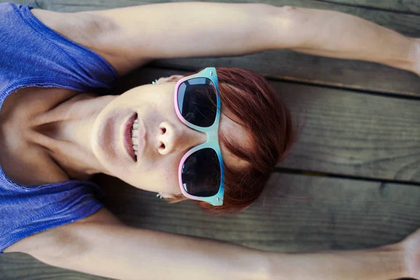 Retrato de una chica en gafas de sol . —  Fotos de Stock