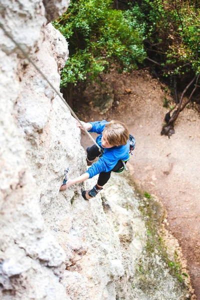 Petit enfant grimpeur — Photo