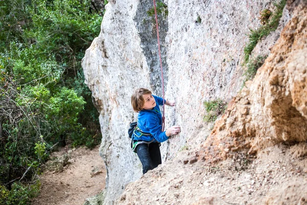 O rapaz é um alpinista . — Fotografia de Stock