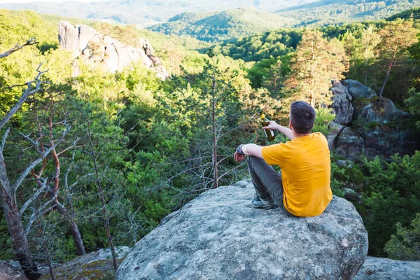 Mannen sitter på berget. — Stockfoto