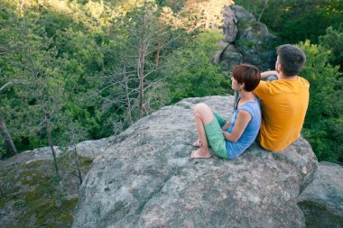 Bir erkek ve bir kadın manzarayı.