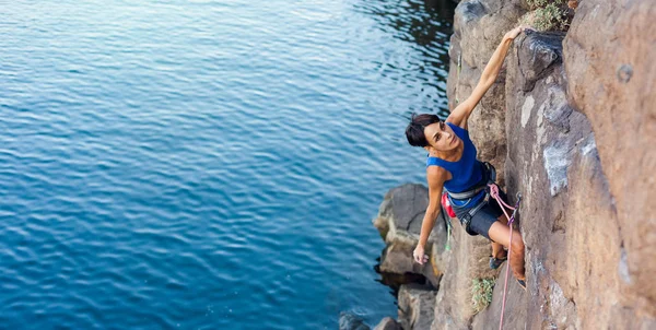 Um alpinista acima da água . — Fotografia de Stock